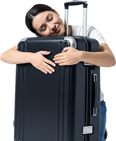 Mulher abraçando mala de viagem