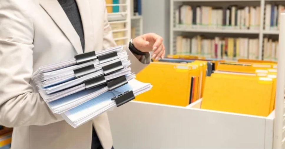 Desembaraço aduaneiro e conferência de documentos para importar produtos.